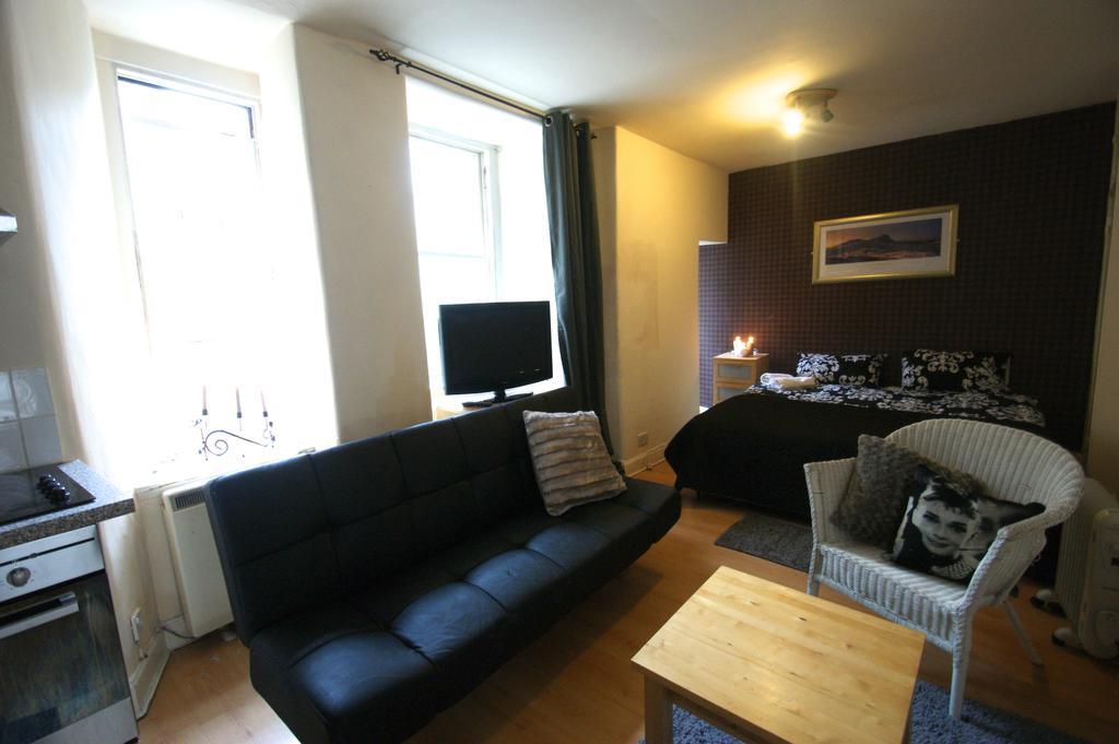 Royal Mile Group Apartments Edinburgh Room photo